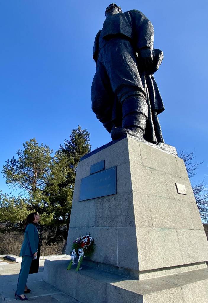 Посланикът на САЩ Херо Мустафа се поклони пред паметника на Васил Левски